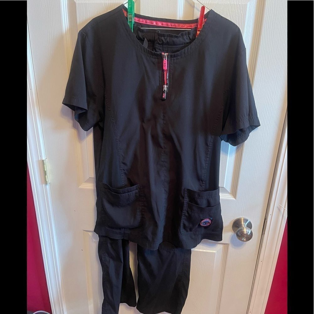 Koi light 4 piece scrub set top sz XL. Bottoms M